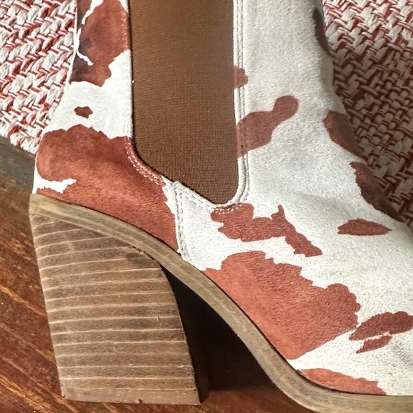 Cowprint Chelsea Ankle Boots Women’s 10 Worn 3x - Picture 12 of 16